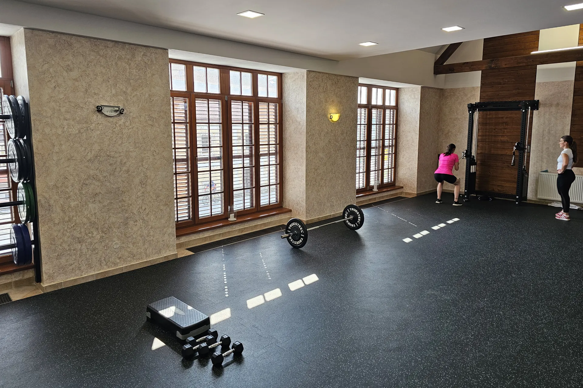 Svetlá tréningová sála fitplus.studio s veľkými oknami